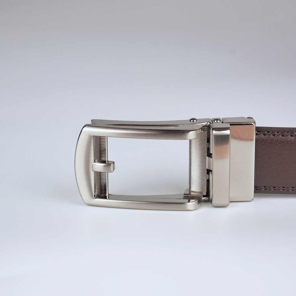 Klassiskt brunt bälte med automatiskt silver spänne Livremmar