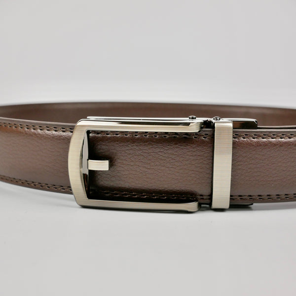 Fäst bältet i bälteshuvudet