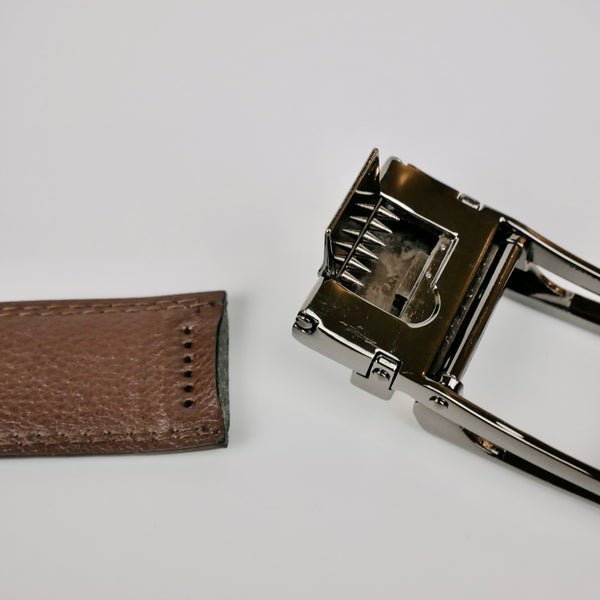 Ta loss bältet ifrån spännet