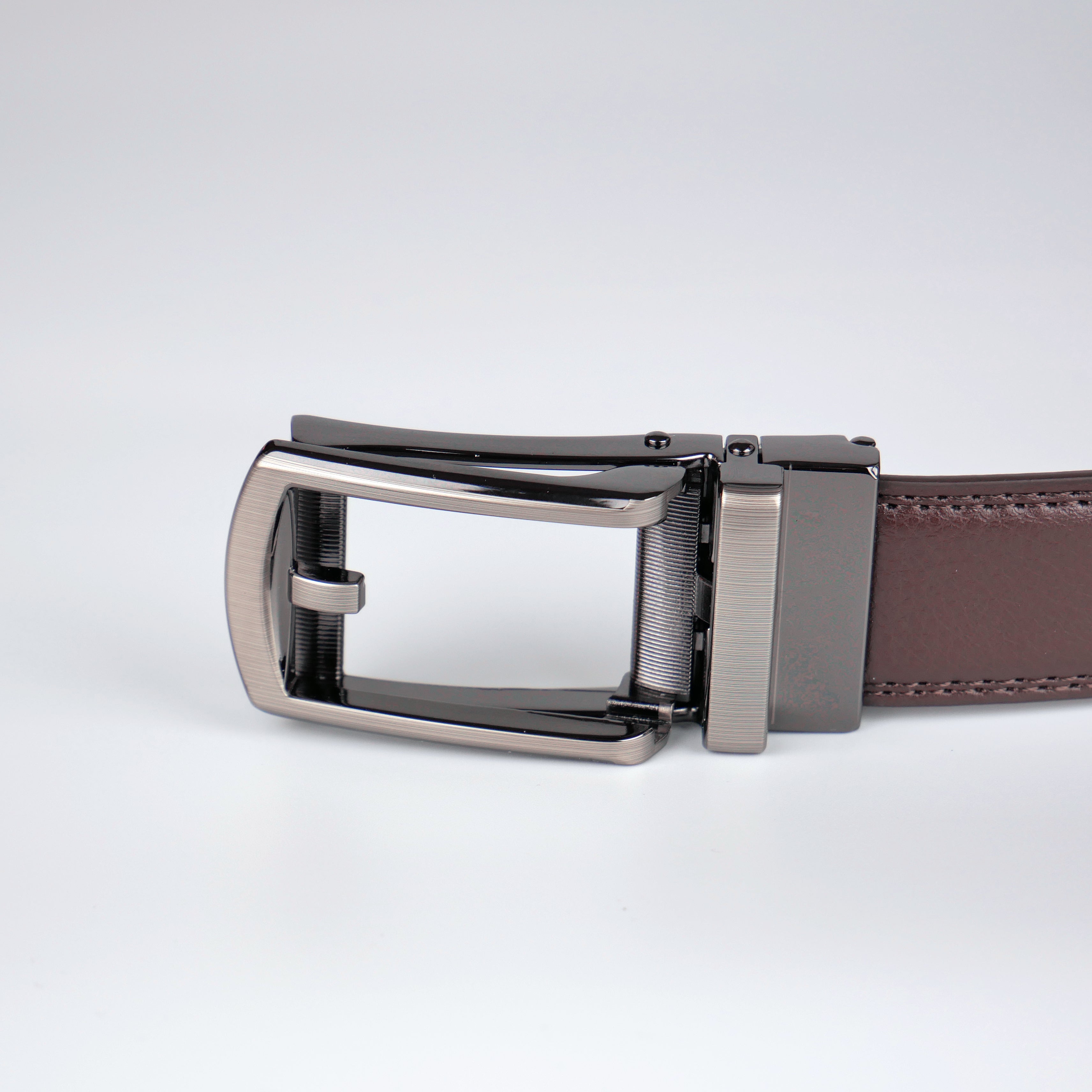 Klassiskt brunt bälte med automatiskt mörkt spänne Livremmar