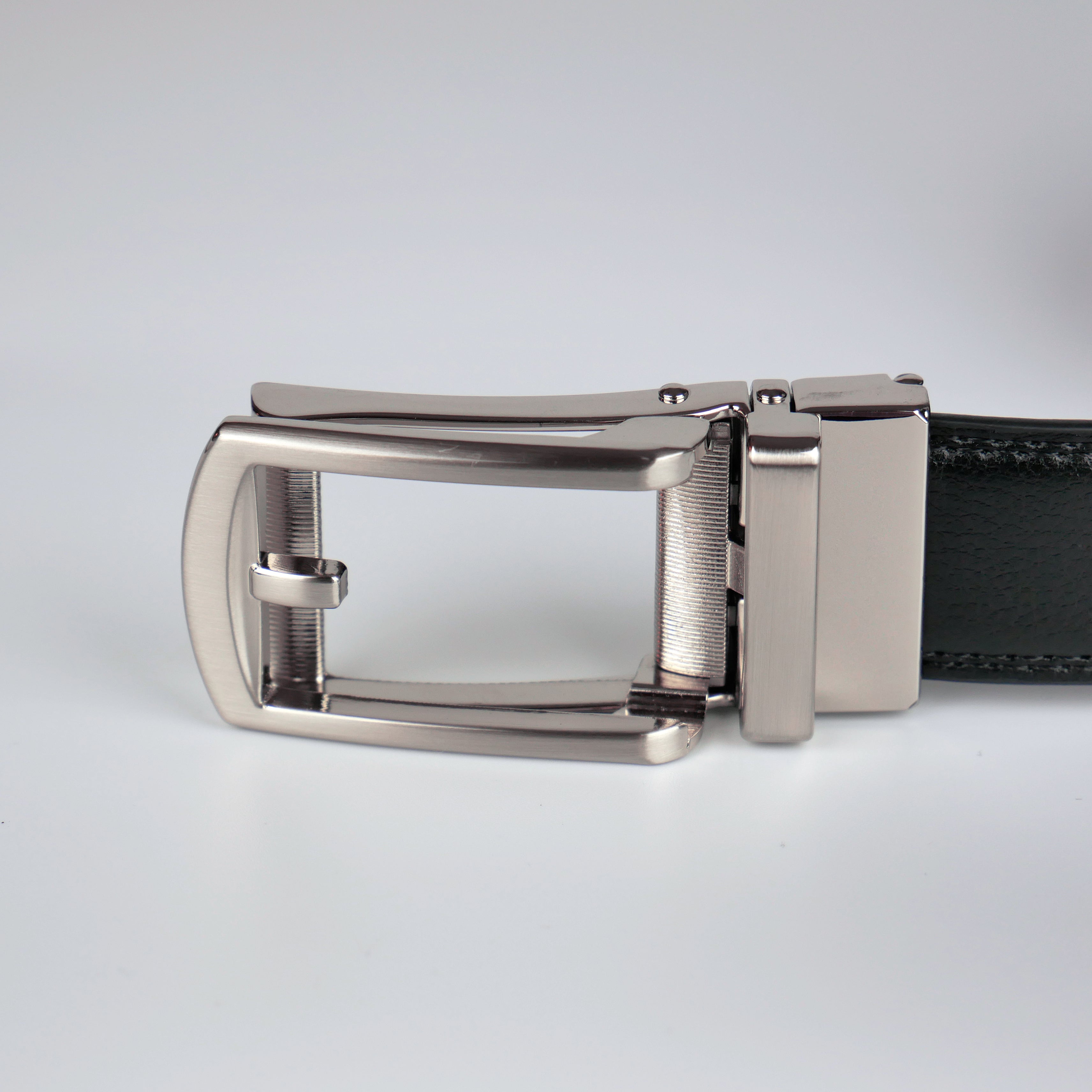 Klassiskt svart bälte med automatiskt silver spänne Livremmar